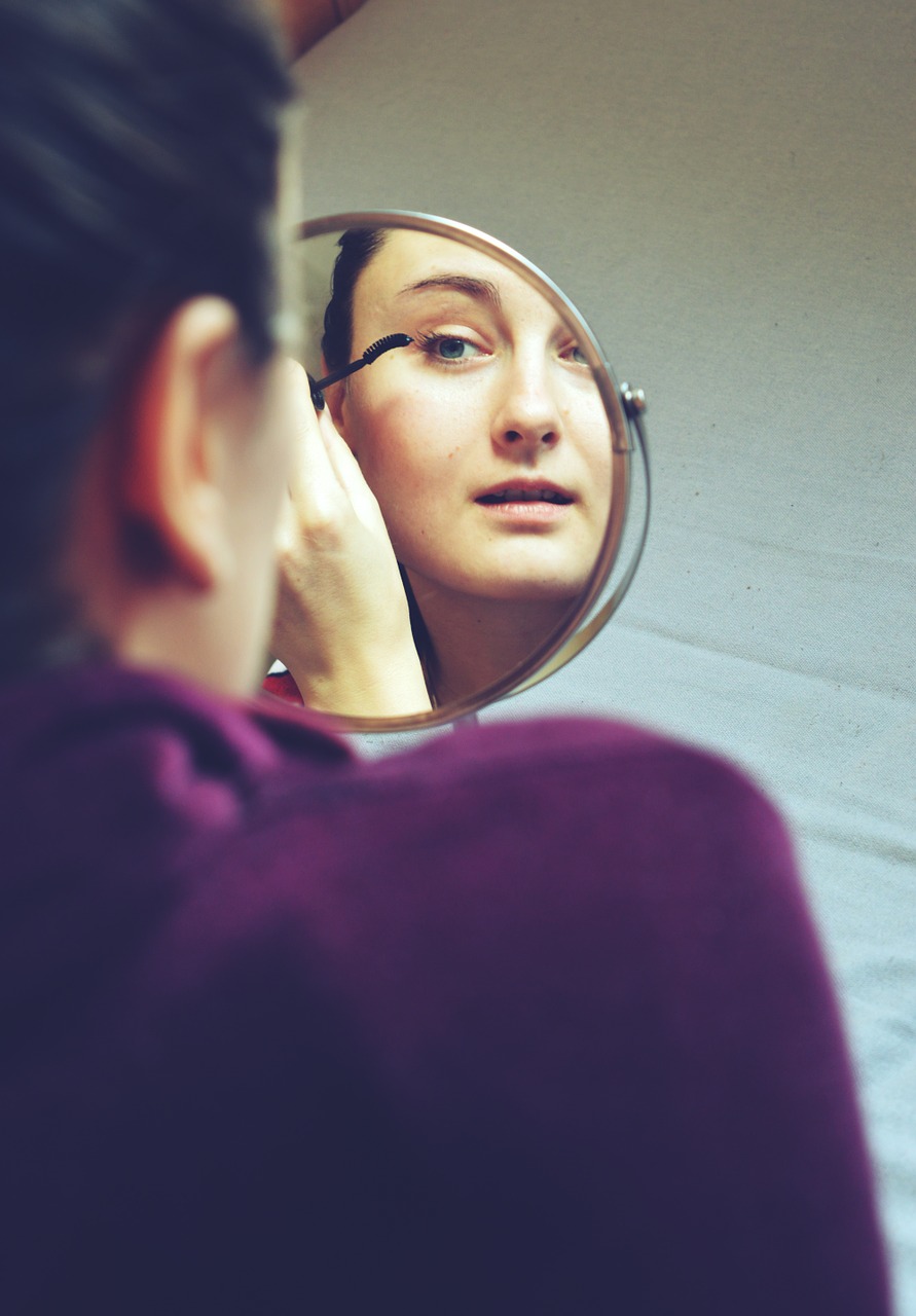 Lustra do makijażu: czym kierować się przy wyborze? Lustra do makijażu makeup – makeup mirror